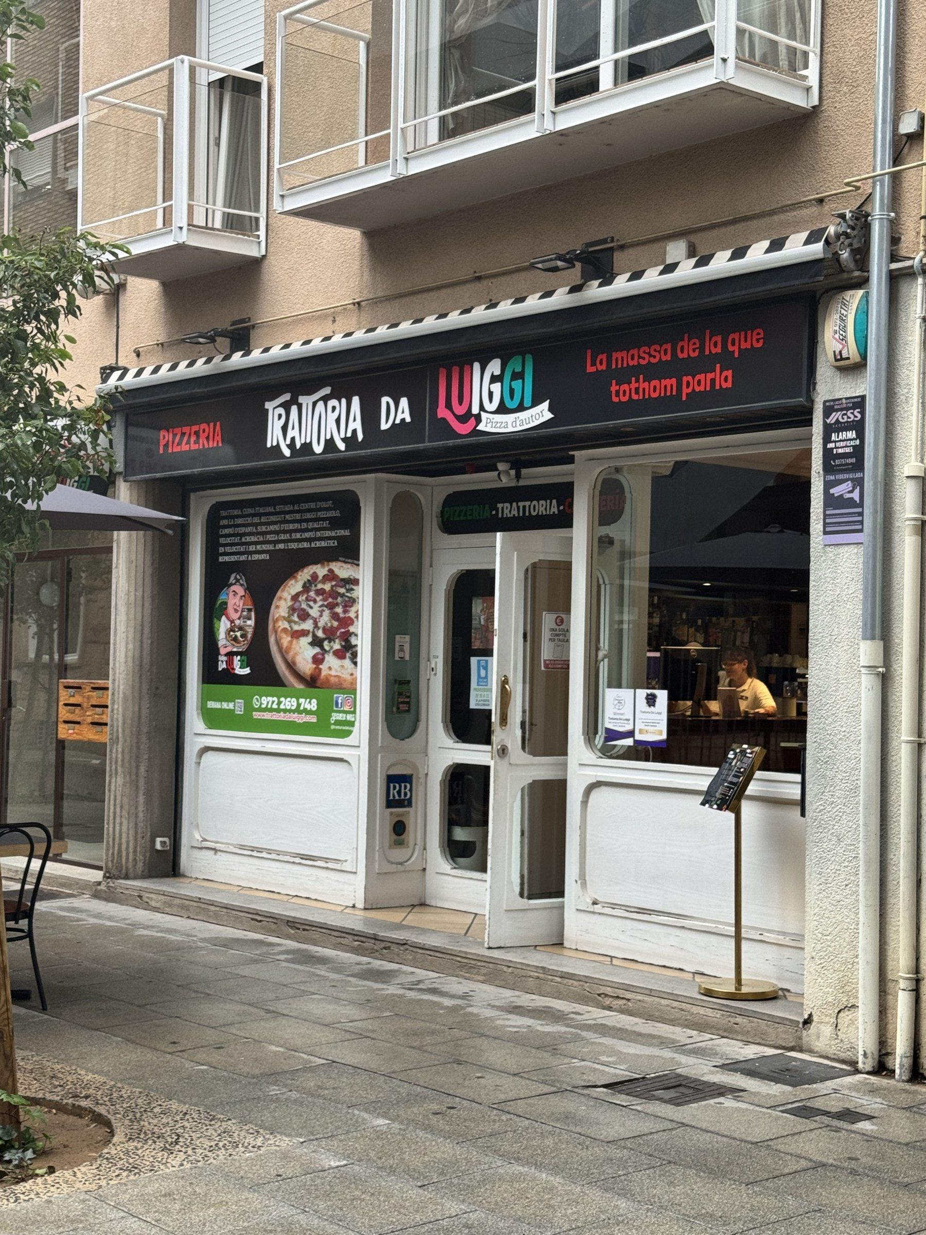 Façana de Trattoria da Luiggi al carrer Antoni Llopis d'Olot, amb el rètol «La massa de la que tothom parla»