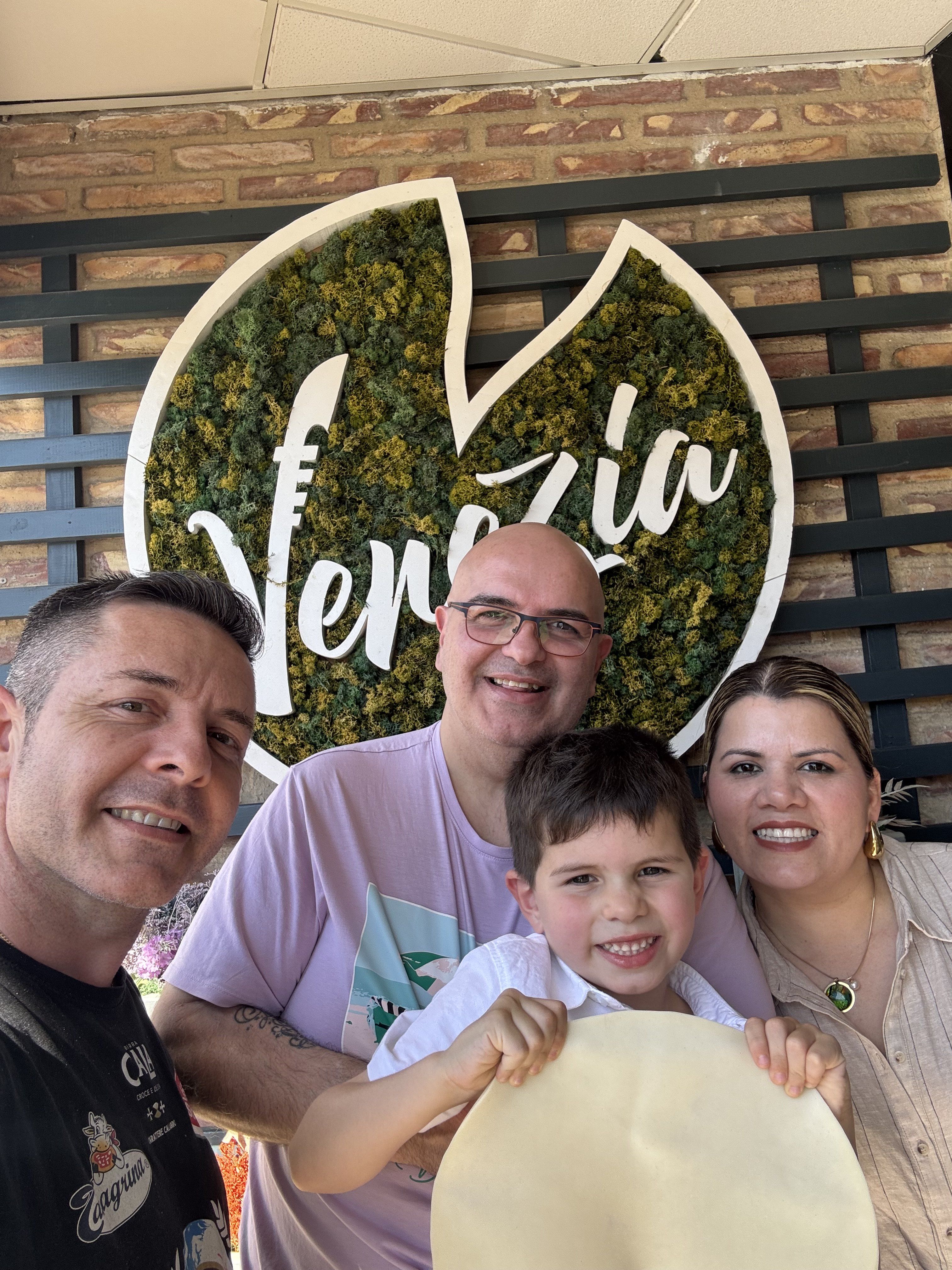 En Luiggi, la Saira i en Jacob amb Francis Tolu a la pizzeria Venezia