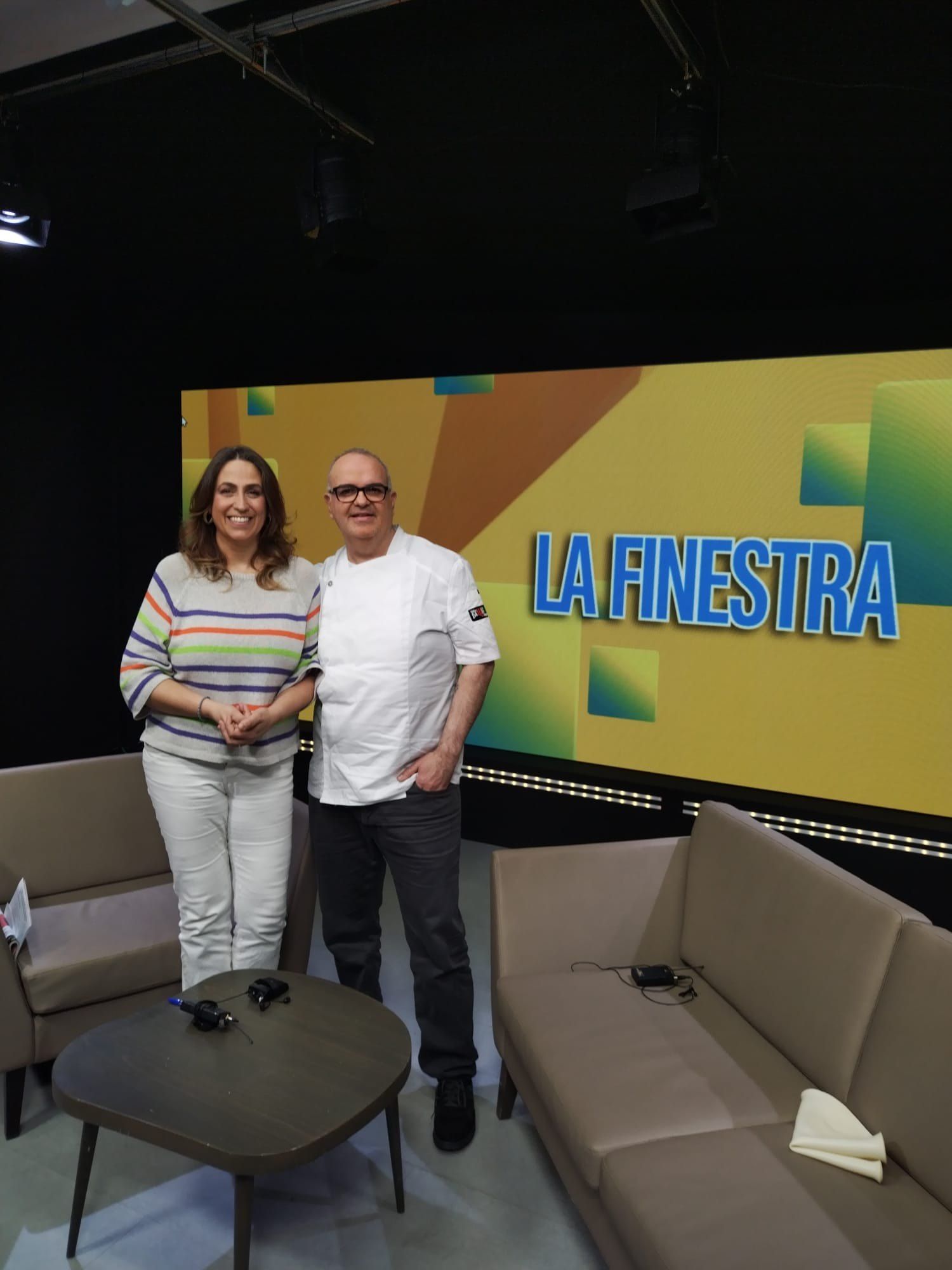 En Luiggi amb la presentadora al plató del programa La Finestra d'Olot TV