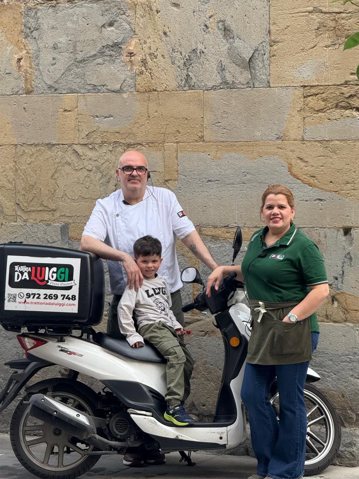 En Luiggi, la Saira i en Jacob amb la moto de repartiment de la trattoria