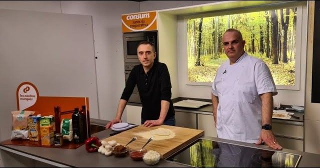 En Luiggi i el presentador a la cuina del programa El Paisatge a la Taula d'Olot TV