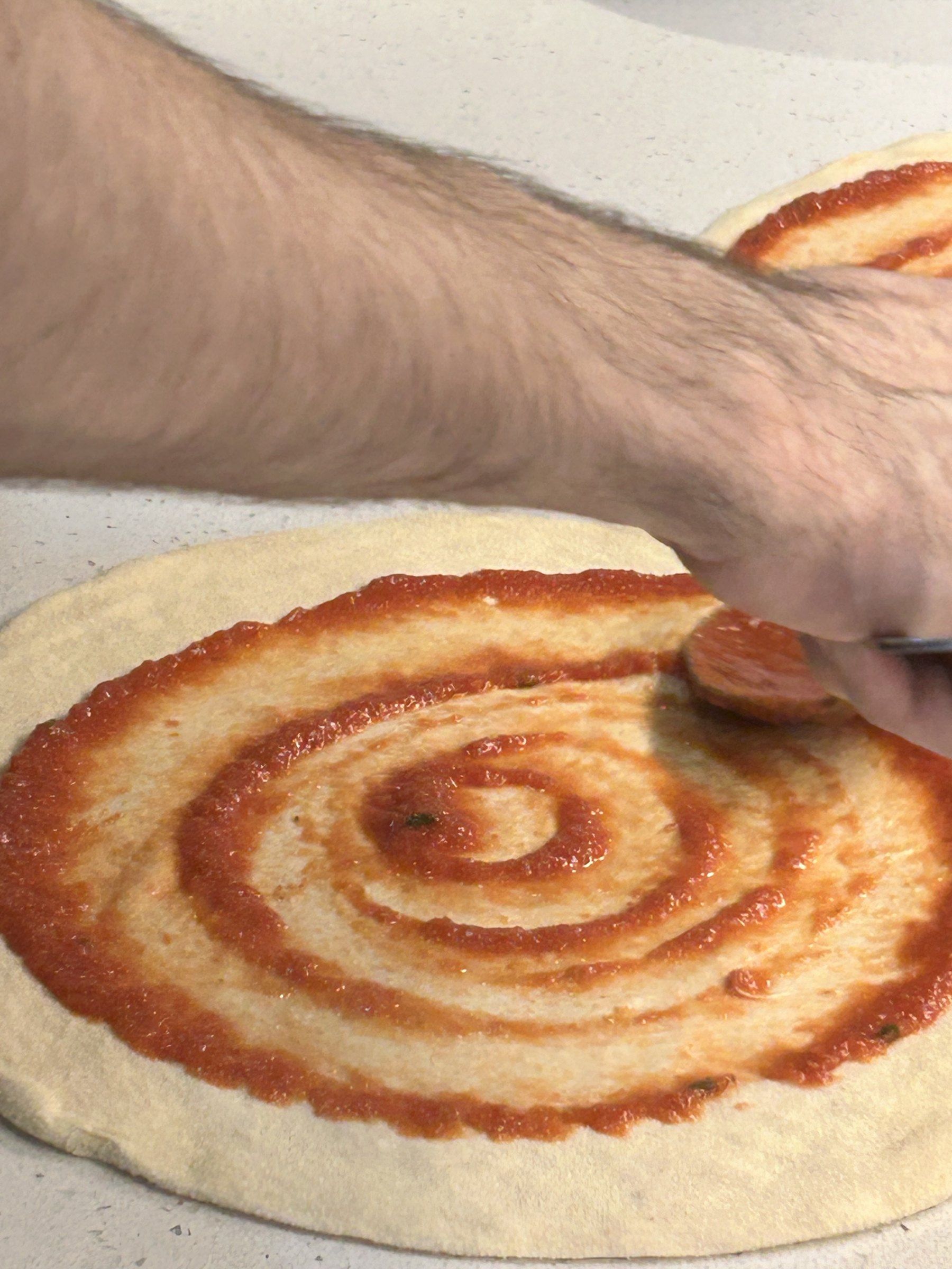 Tomàquet estès en espiral sobre la massa