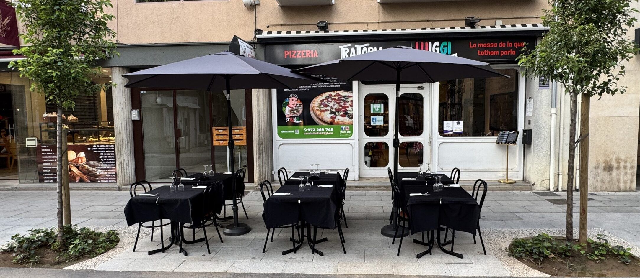 IMG_2710 Restaurant italià a Olot – terrassa de Trattoria Da Luiggi al centre amb taules a l'aire lliure